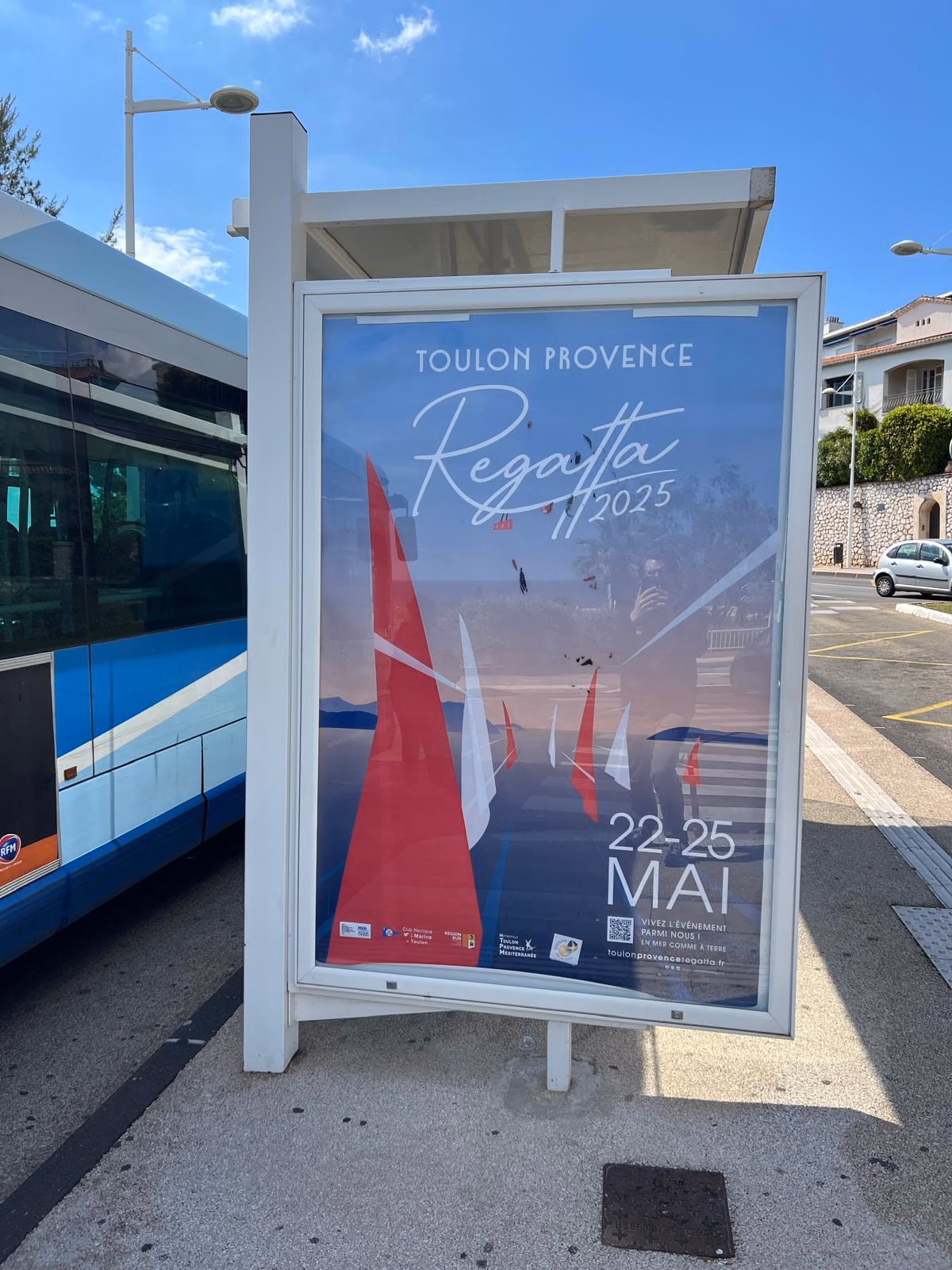 Affiche de la Regatta sur un abri de bus, plage du Mourillon à Toulon