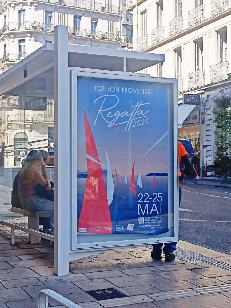 Affiche de la Regatta sur un abri de bus à Toulon