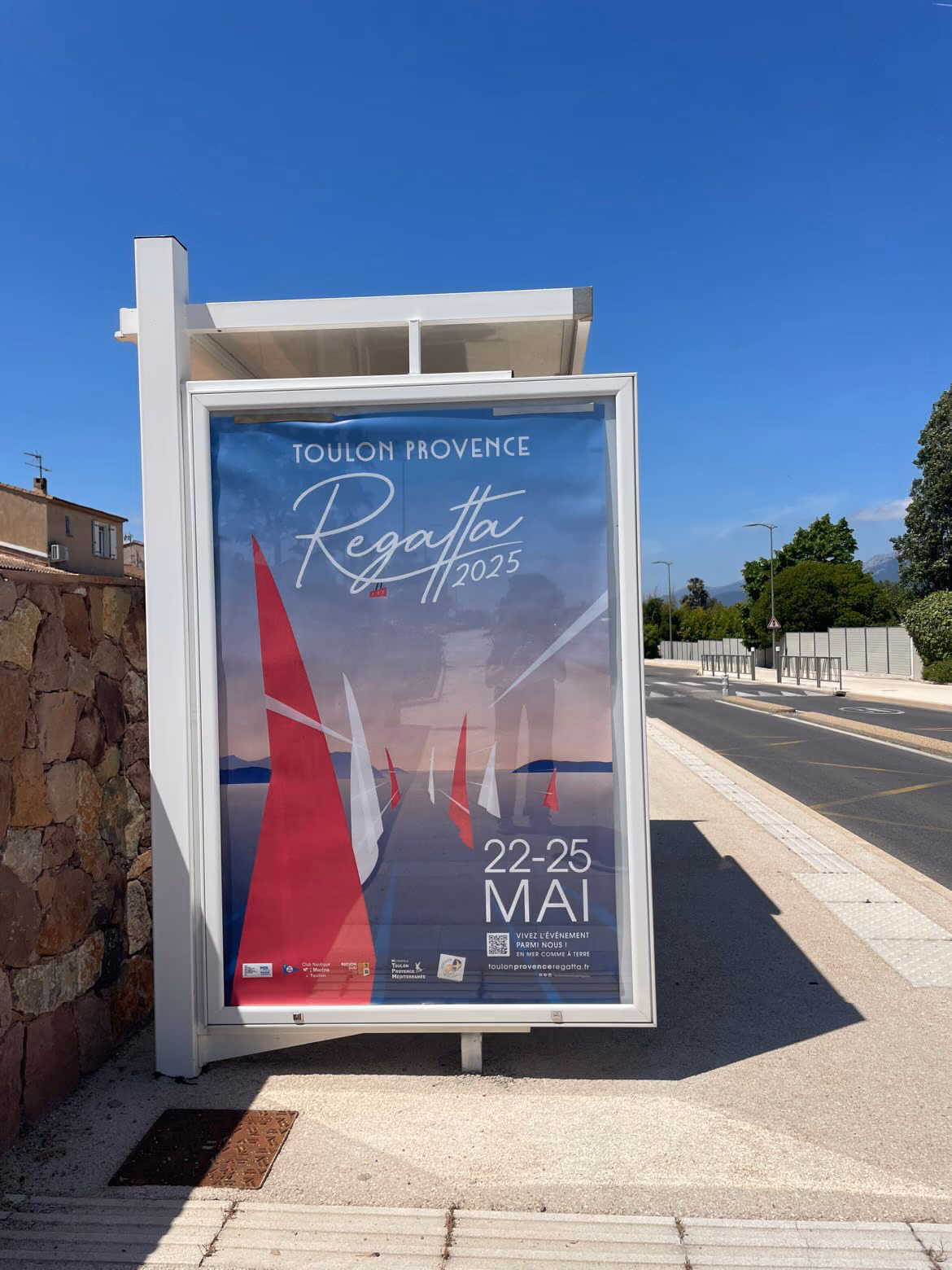 Affiche de la Regatta sur un deuxième abri de bus à Toulon