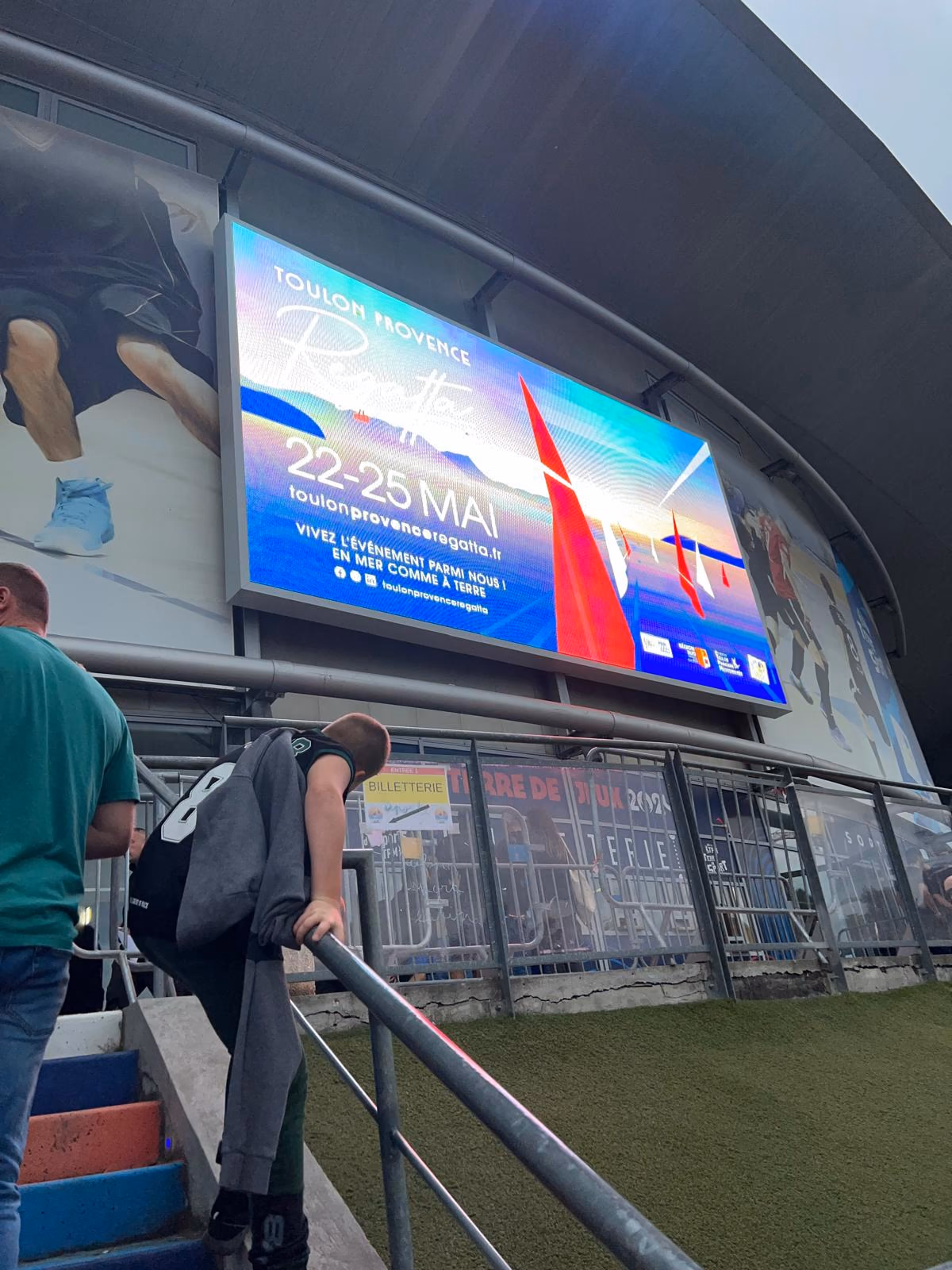 Affiche de la Regatta devant le palais des sports de Toulon